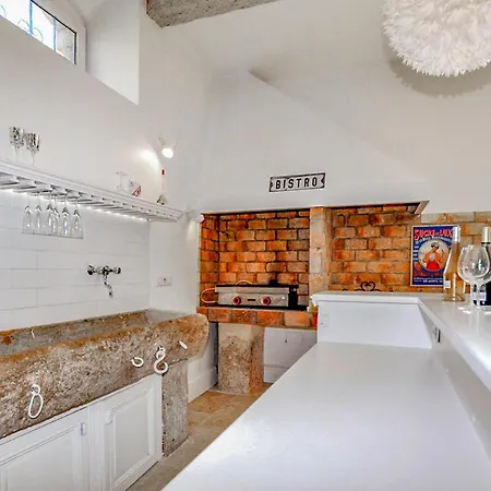 Awesome In With Private Swimming Pool, Be Inside Or Outside *
